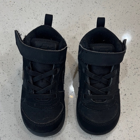 Nike Black on Black Court Borough Mid Size 7C - Picture 4 of 4